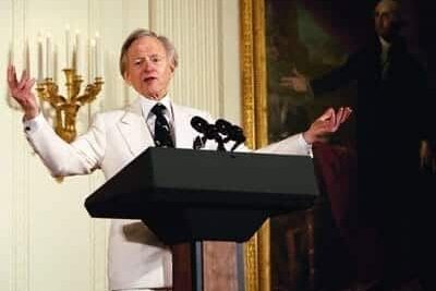 Vuelve Tom Wolfe y arremete contra Darwin