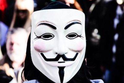 ‘Hackean’ una valla publicitaria en Yakarta y ponen una película para adultos