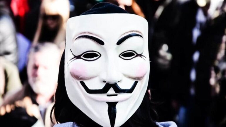 ‘Hackean’ una valla publicitaria en Yakarta y ponen una película para adultos