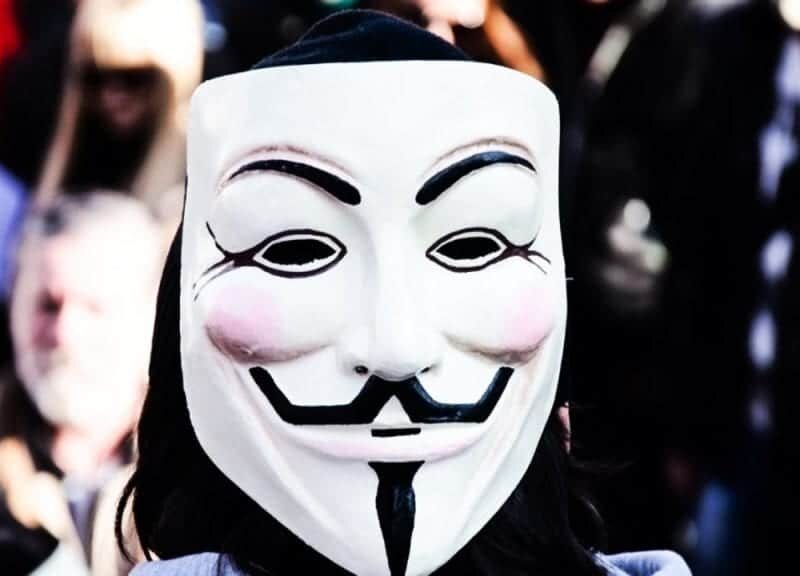 ‘Hackean’ una valla publicitaria en Yakarta y ponen una película para adultos