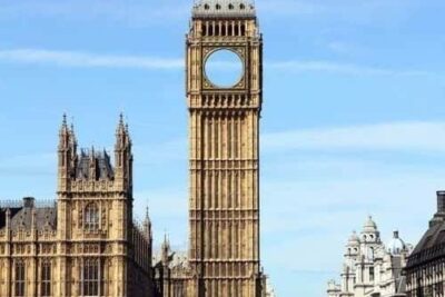 La artista Berta Jayo hace desaparecer los monumentos más importantes del mundo