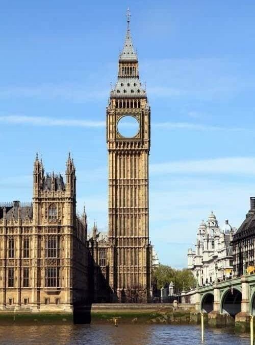 La artista Berta Jayo hace desaparecer los monumentos más importantes del mundo