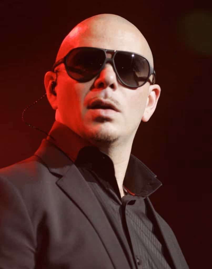 Pitbull en Australia en el 2012. Fuente: flickr. Autor: Pitbull, Dove Cameron