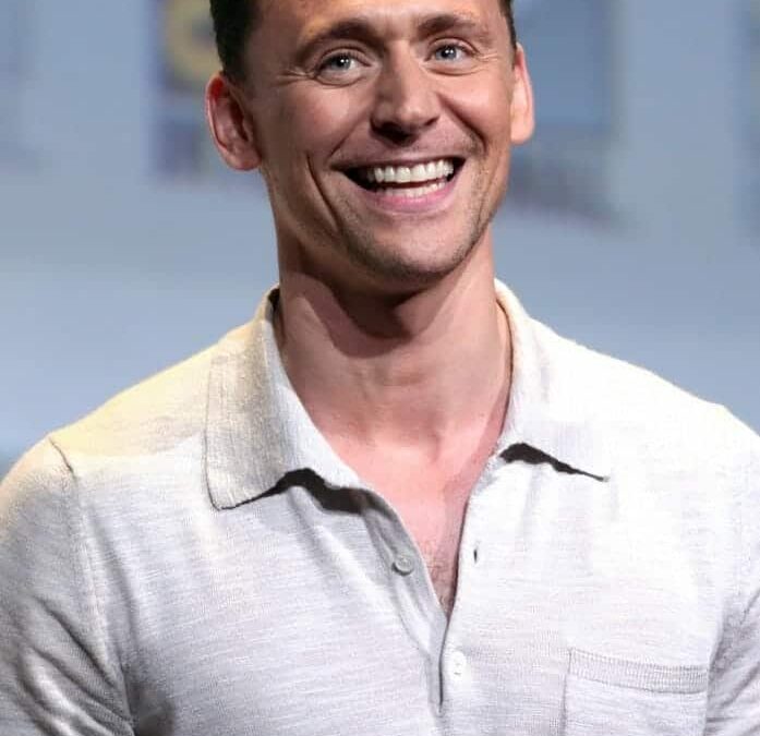 Kelli Berglund y Tom Hiddleston nacieron tal día como hoy