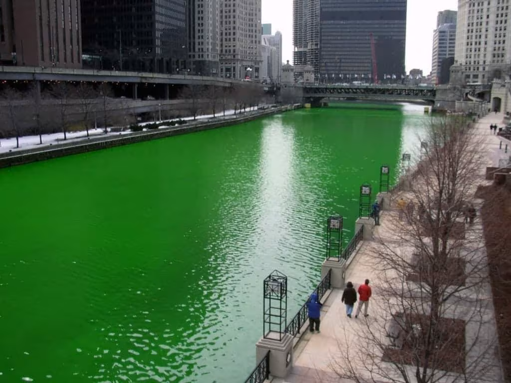 El río Chicago teñido de verde para la celebración del Día de San Patricio en 2005. Fuente: Wikipedia. Autor: Knowledge Seeker