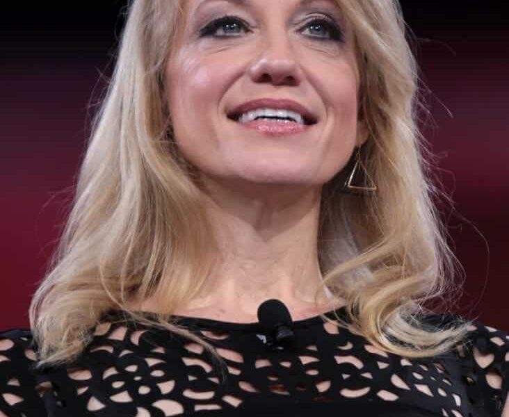 Todo es noticia: la postura de Kellyanne Conway en el Despacho Oval desata las críticas
