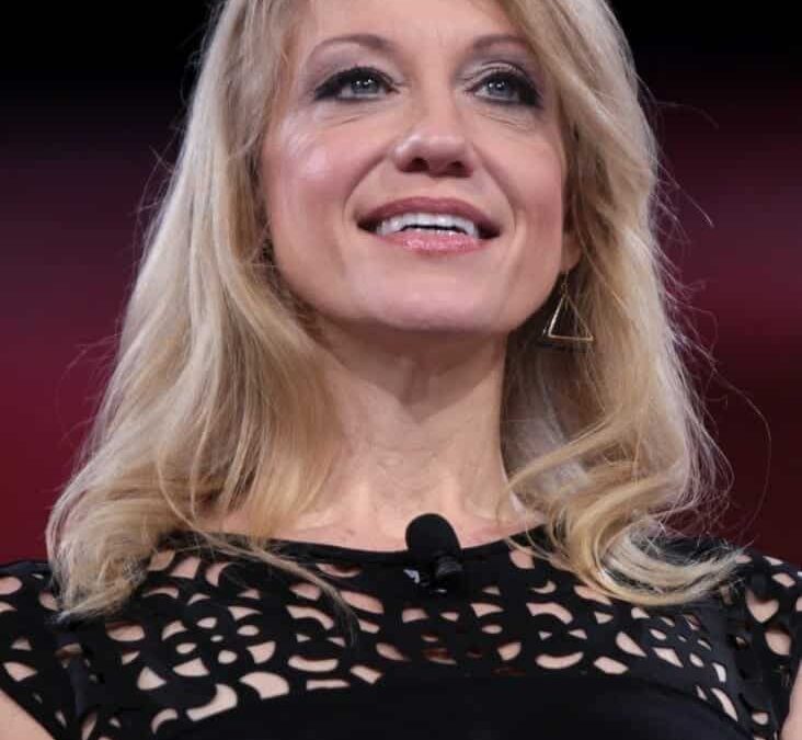 Todo es noticia: la postura de Kellyanne Conway en el Despacho Oval desata las críticas