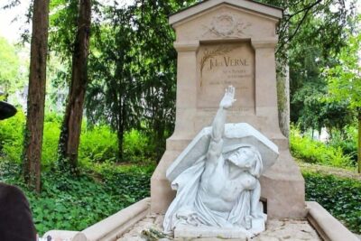 Descubierta en los Pirineos franceses una cápsula del tiempo asociada a Julio Verne