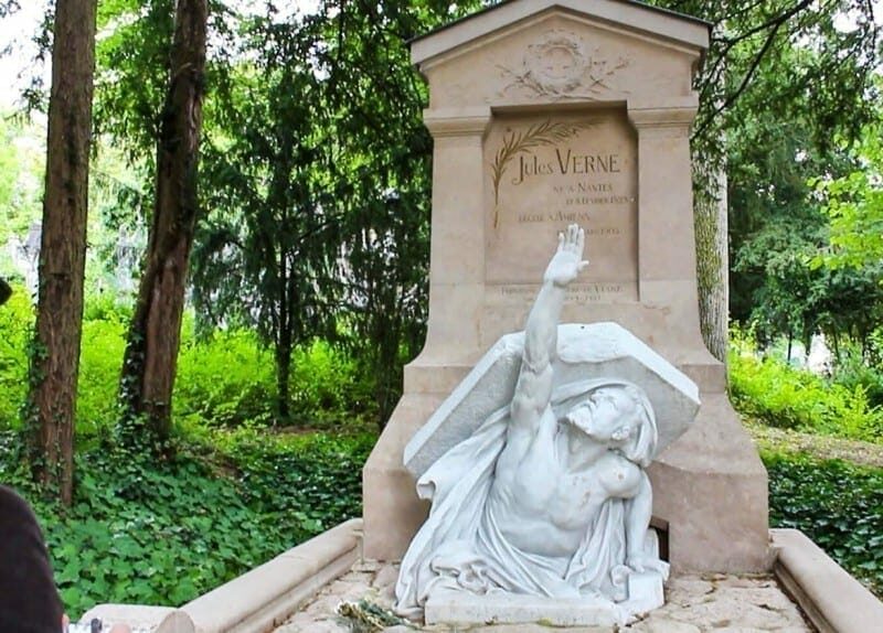 Descubierta en los Pirineos franceses una cápsula del tiempo asociada a Julio Verne