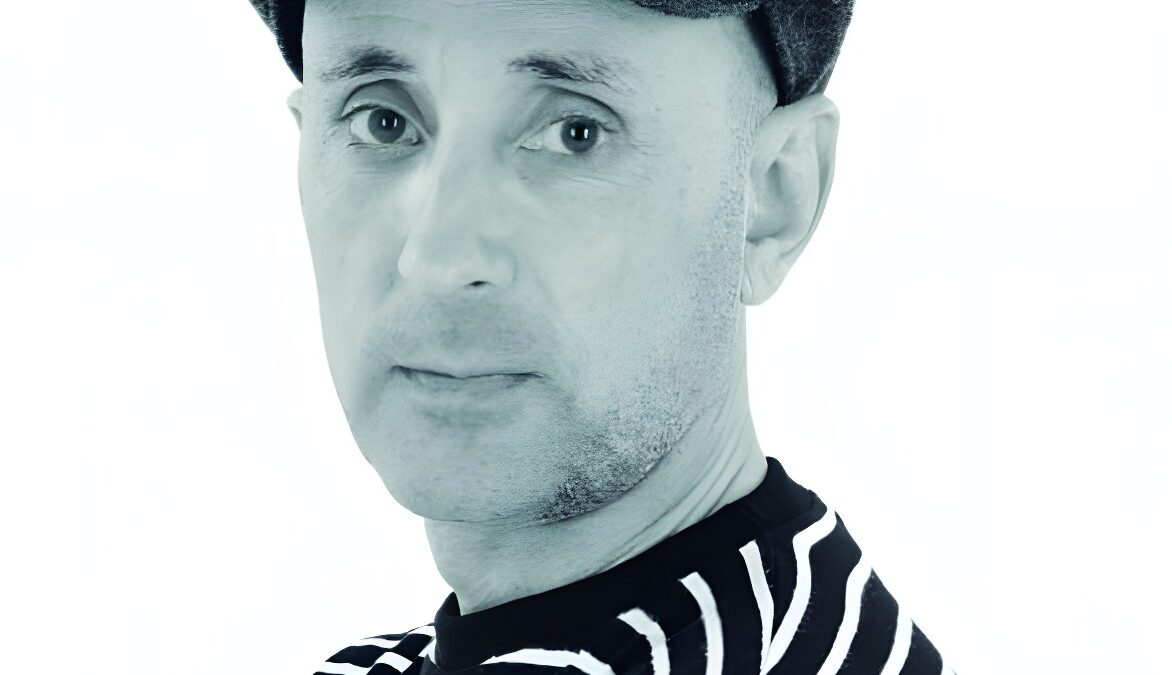 Ya a la venta ‘Un diván en la playa’, la ópera prima del periodista Ramón Olaso