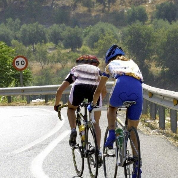 ¿Qué se debe tener en cuenta antes de adelantar a un ciclista?