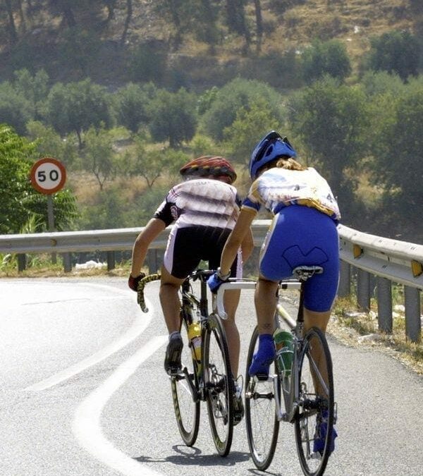¿Qué se debe tener en cuenta antes de adelantar a un ciclista?