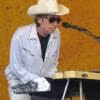 Bob Dylan tocando el teclado en el New Orleans Jazz and Heritage Festival en abril de 2006. Fuente: Wikipedia. Autor: Paparazzo Presents