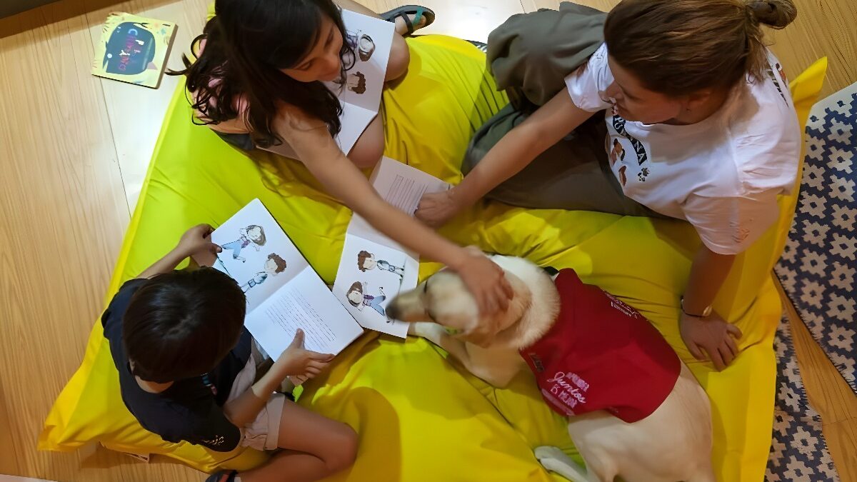 PURINA y CTAC celebran un taller de lectura con perros en la Feria del Libro de Madrid 2017