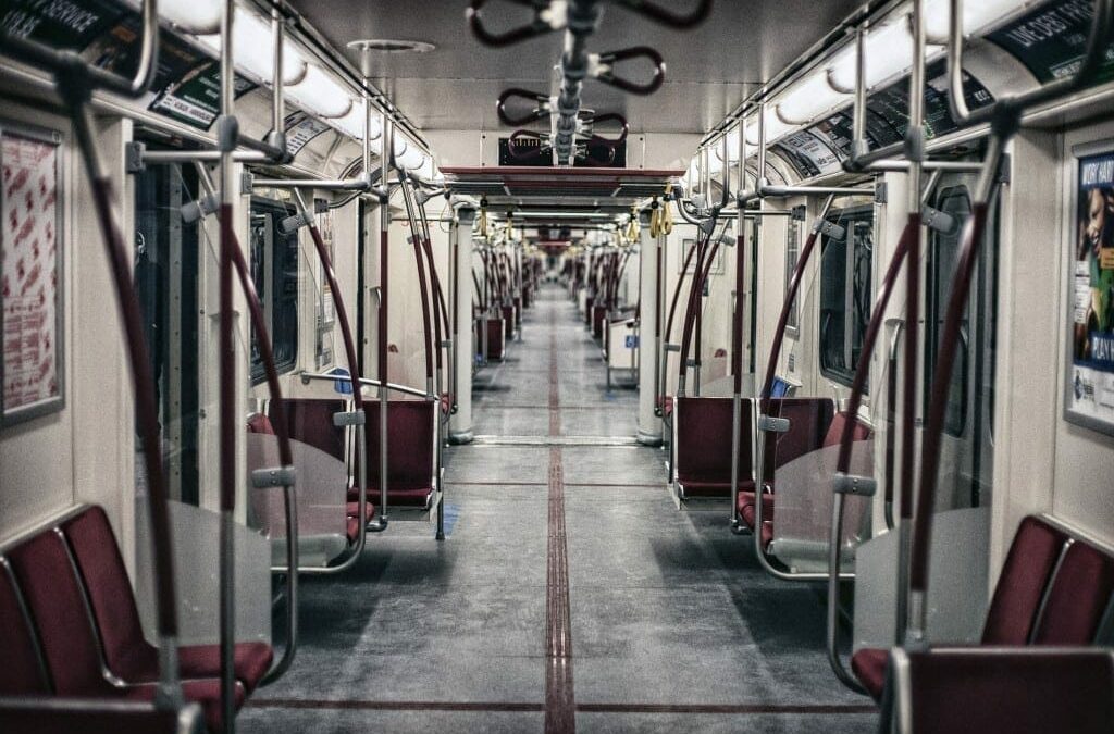 El ‘manspreading’ ahora tema de debate en Twitter