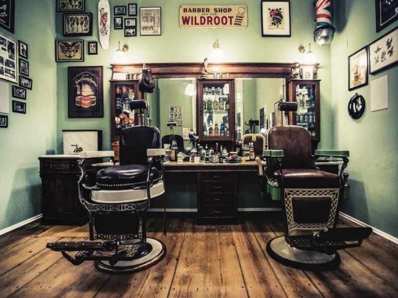 Barbas pobladas, peinados retro y corte a navaja: Vuelve el fenómeno de las Barber Shops