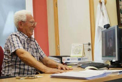 Experiencia pionera de ayuda mutua por internet entre personas mayores y universitarios ERASMUS