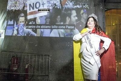 La artista Nina Dotti presenta Help Venezuela en Roma
