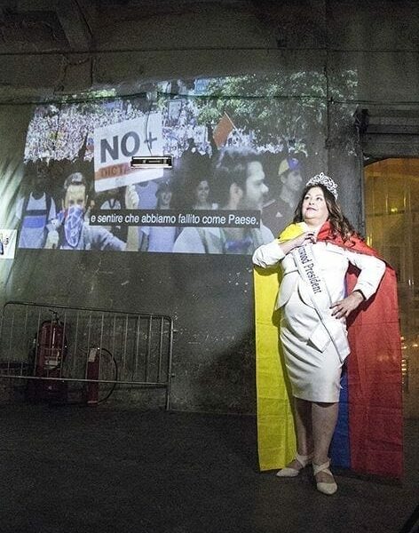 La artista Nina Dotti presenta Help Venezuela en Roma