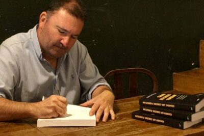 Terrorismo y lucha de poderes en la nueva novela de Andrés SanDemetrio: ‘Cuando los cerezos florezcan’