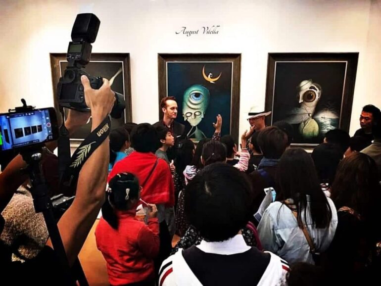 August Vilella: el pintor de la aureola onírica y el lenguaje mágico que invita a reflexionar al espectador