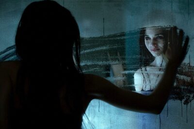 Macabro Suspense. Look Away (2018). Crítica