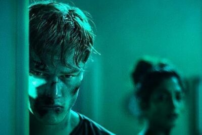 Await Further Instructions (2018): extraña e inquietante