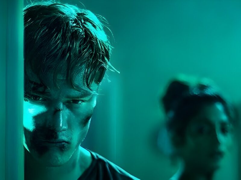 Await Further Instructions (2018): extraña e inquietante