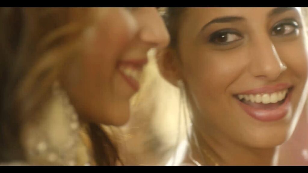 Carmen y Lola (2018): Lesbianismo y Costumbres