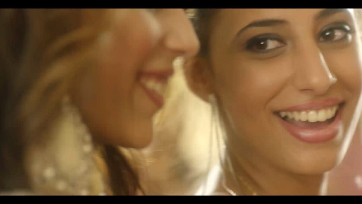 Carmen y Lola (2018): Lesbianismo y Costumbres