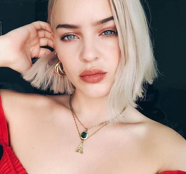 Anne Marie Cumple 21 Años