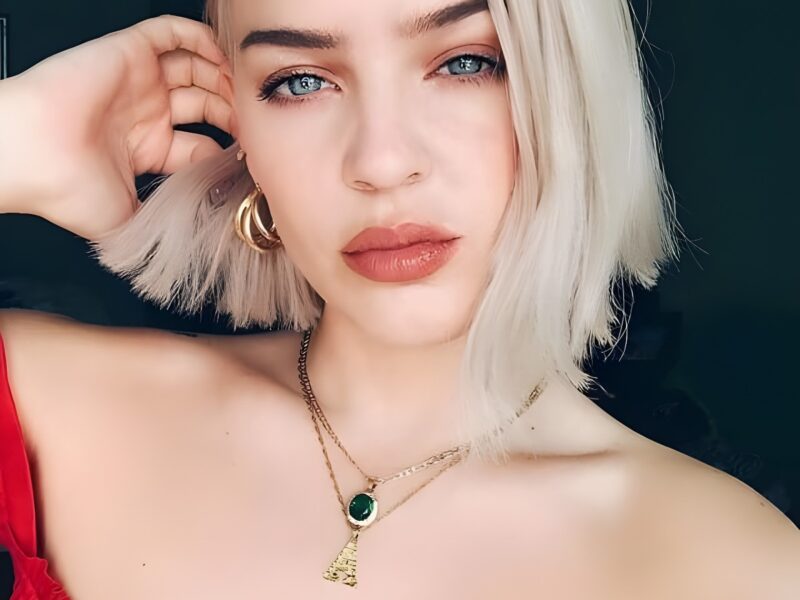 Anne Marie Cumple 21 Años