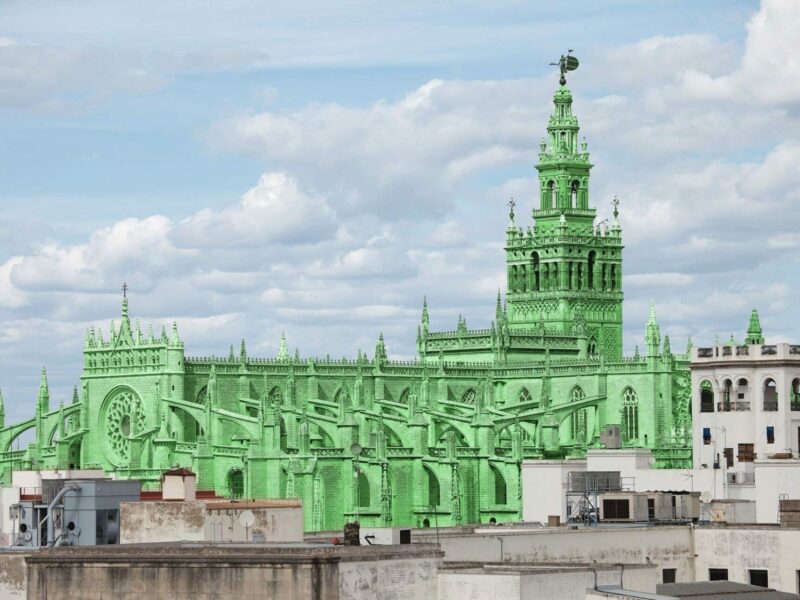 La artista Berta Jayo pinta las catedrales más famosas del mundo