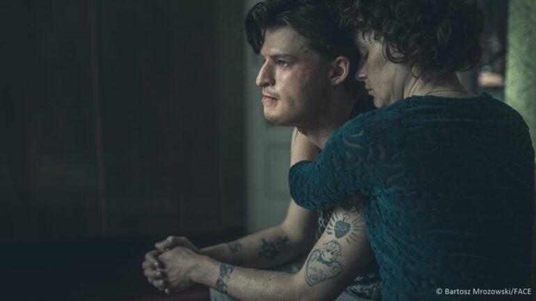 Mug (2018): Comedia Muy Ácida y Algo Deprimente