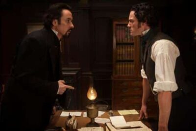 El Enigma del Cuervo (2012): Entretenido Thriller con Poe de Protagonista