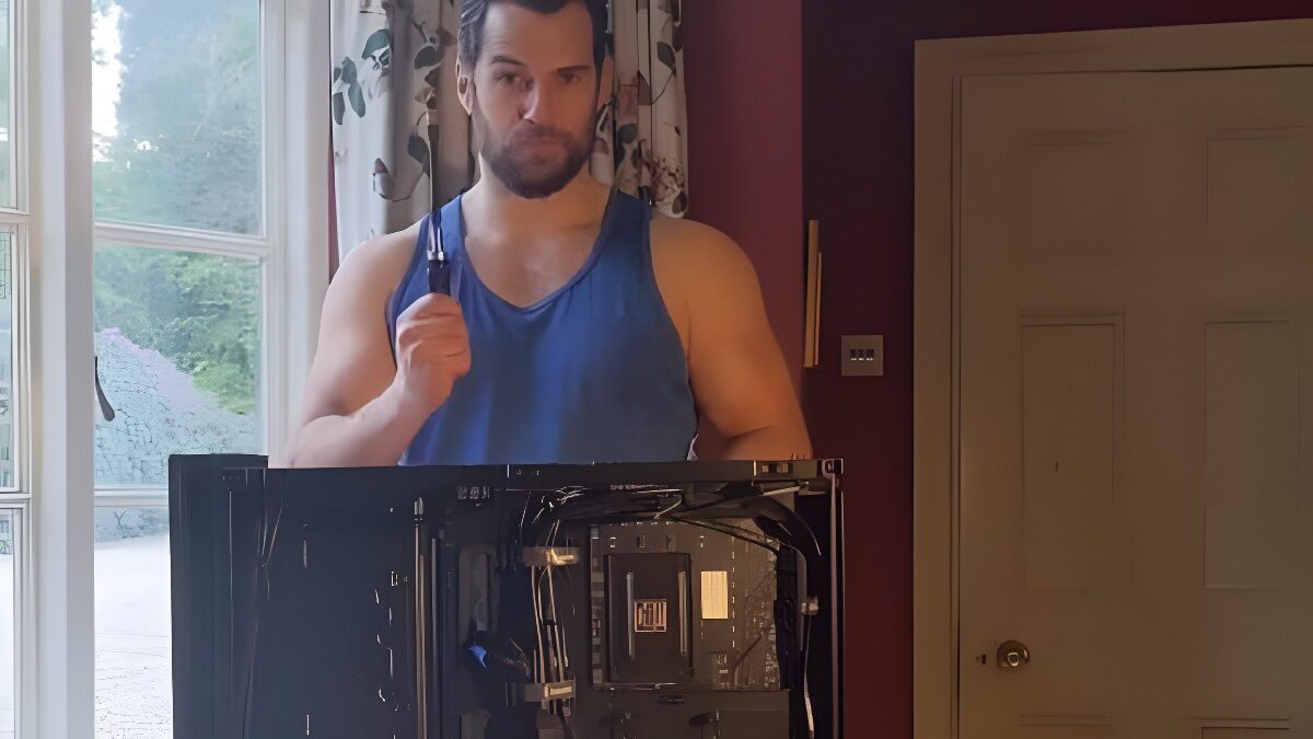 Henry Cavill montando un PC en Instagram