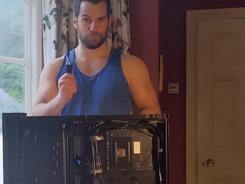 Henry Cavill montando un PC en Instagram