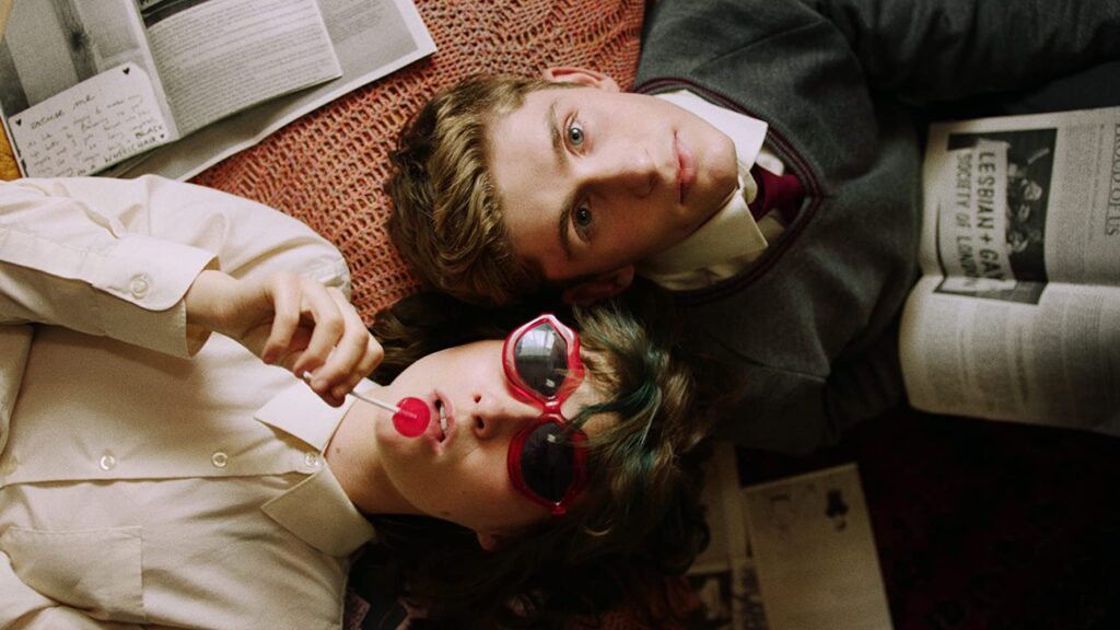 Trailer de Dating Amber (2020). Película. Estreno Noviembre. Comedia