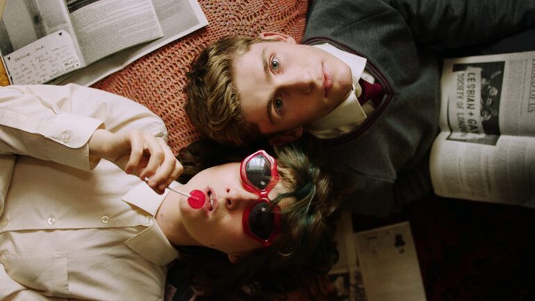 Trailer de Dating Amber (2020). Película. Estreno Noviembre. Comedia