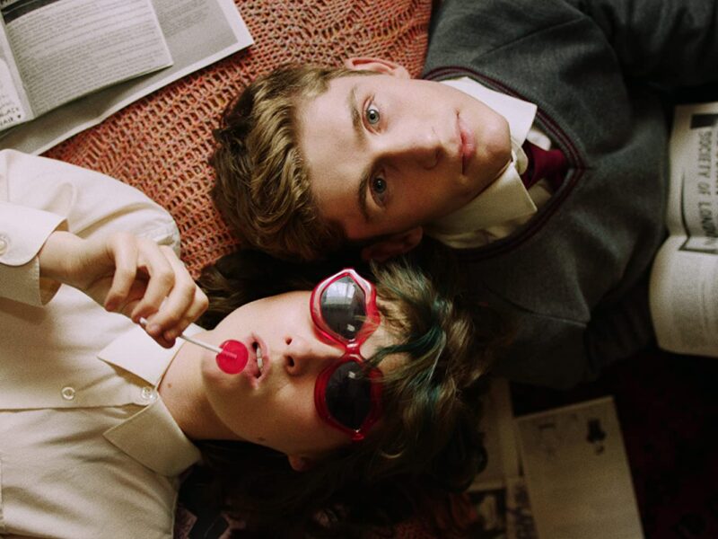 Trailer de Dating Amber (2020). Película. Estreno Noviembre. Comedia