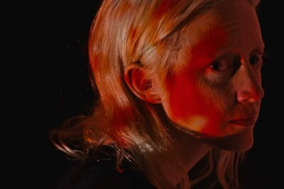 Trailer de Possessor (2020). Película. Brandon Cronenberg. Estreno Octubre