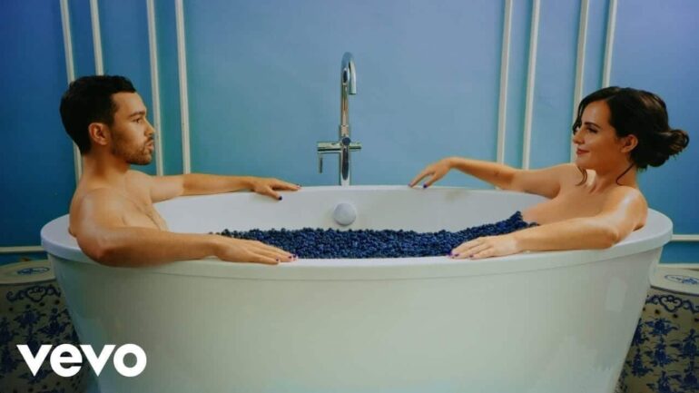 Videos Musicales: MAX – Blueberry Eyes. Con SUGA (de BTS)