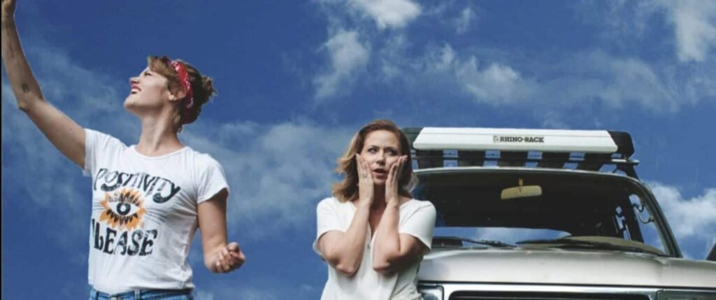 Trailers y Estrenos Noviembre: Mags and Julie go on a Road Trip (2020). Comedia