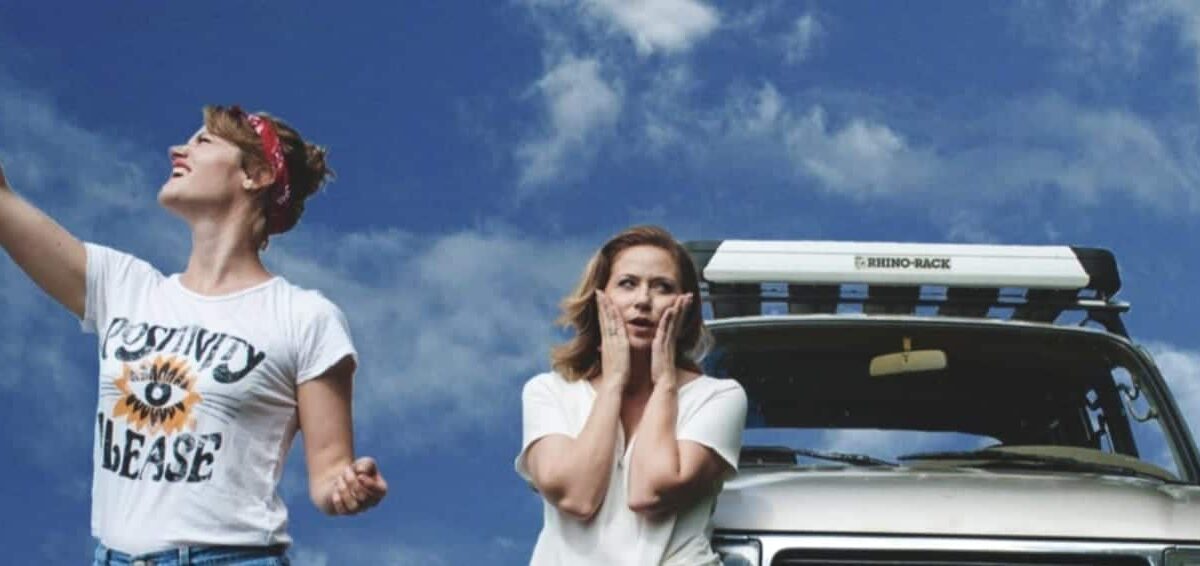 Trailers y Estrenos Noviembre: Mags and Julie go on a Road Trip (2020). Comedia