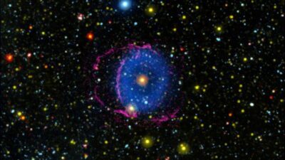 La Nebulosa del Anillo Azul consta de dos conos de gas en expansión expulsados al espacio por una fusión estelar. A medida que el gas se enfría, forma moléculas de hidrógeno que chocan con partículas en el espacio interestelar, provocando que irradien luz ultravioleta lejana. Invisible para el ojo humano, se muestra aquí como azul. Credits: NASA/JPL-Caltech/M. Seibert (Carnegie Institution for Science) / K. Hoadley (Caltech)/GALEX Team