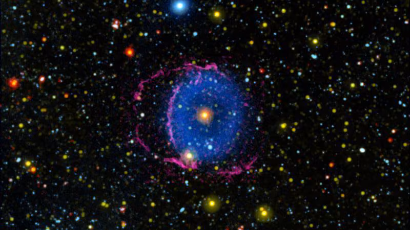 La Nebulosa del Anillo Azul consta de dos conos de gas en expansión expulsados al espacio por una fusión estelar. A medida que el gas se enfría, forma moléculas de hidrógeno que chocan con partículas en el espacio interestelar, provocando que irradien luz ultravioleta lejana. Invisible para el ojo humano, se muestra aquí como azul. Credits: NASA/JPL-Caltech/M. Seibert (Carnegie Institution for Science) / K. Hoadley (Caltech)/GALEX Team