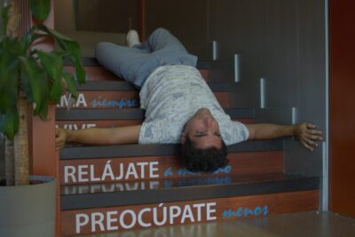 ¡Ni te me acerques! (2020). Película de Norberto Ramos del Val. Crítica