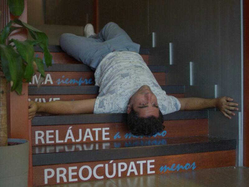 ¡Ni te me acerques! (2020). Película de Norberto Ramos del Val. Crítica