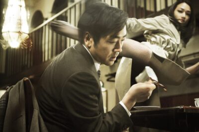 R100 (2013). Una Comedia Muy Diferente. Crítica