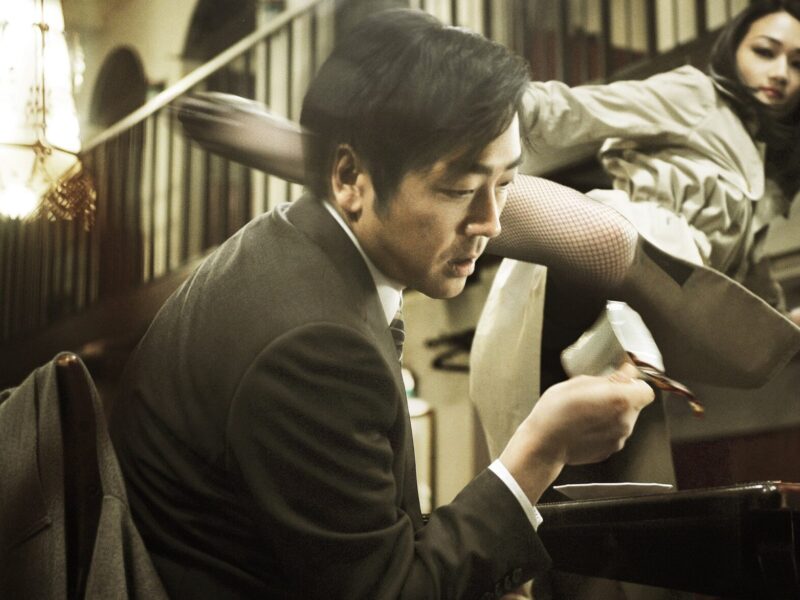 R100 (2013). Una Comedia Muy Diferente. Crítica